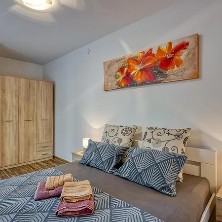 Alice Close To Centre - Happy Apartment Pula