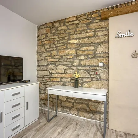 Alice Close To Centre - Happy *