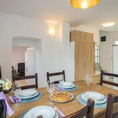 Alice - Lovely Terrace & Garage - Happy Apartament
