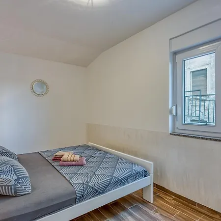 Alice Close To Centre - Happy بولا