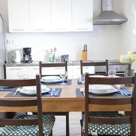 Alice Close To Centre - Happy Pula