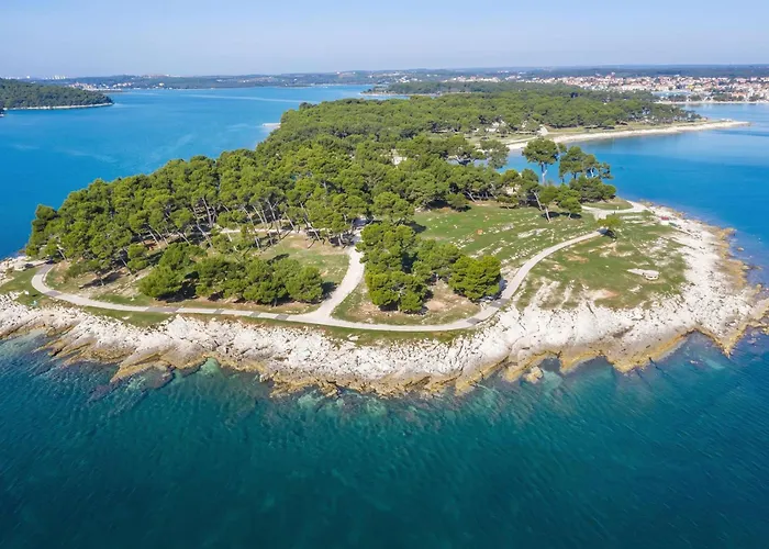 Alice Close To Centre - Happy Pula