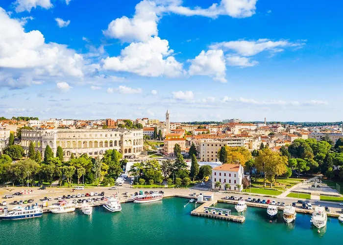 Alice Close To Centre - Happy