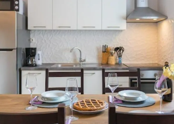 Alice Close To Centre - Happy * Pula