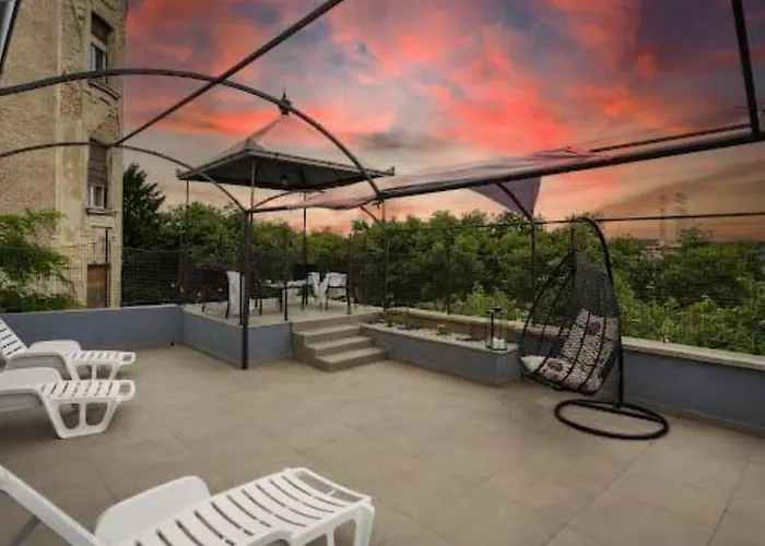 Alice Close To Centre - Happy * Pula