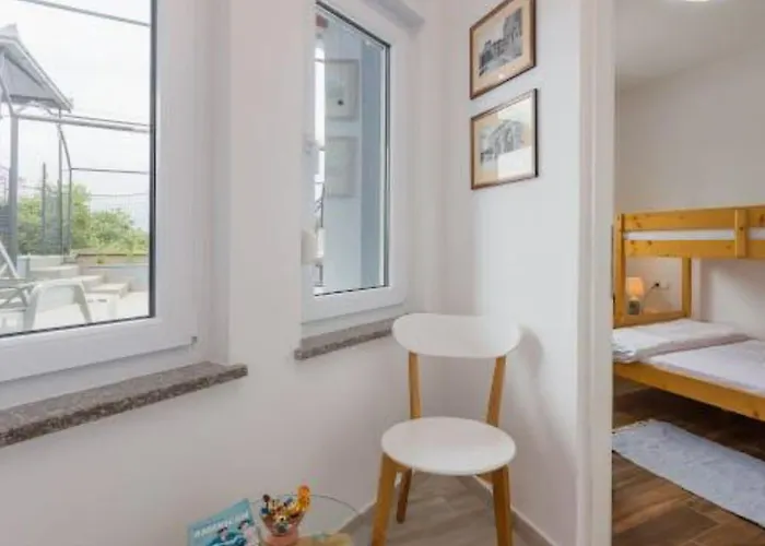 Alice Close To Centre - Happy * Pula