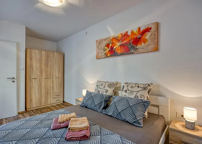 Alice Close To Centre - Happy Apartment Pula