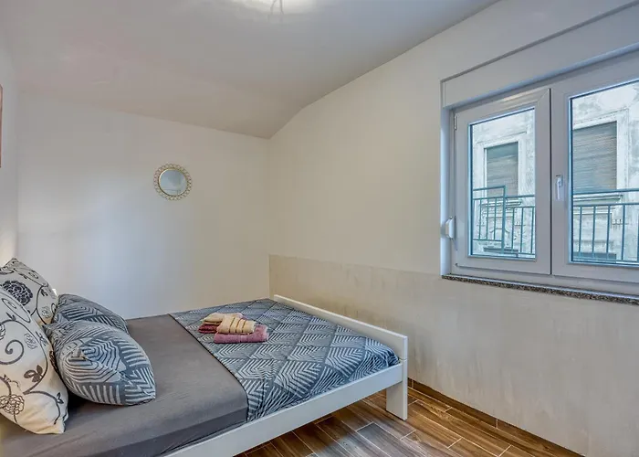 Alice Close To Centre - Happy Pula