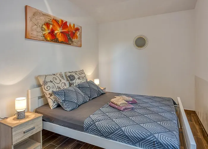 Alice Close To Centre - Happy * Pula