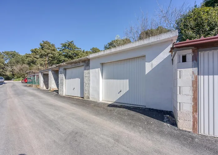 Alice Close To Centre - Happy Pula