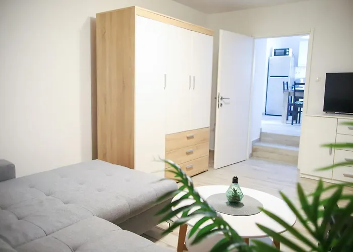 Alice Close To Centre - Happy * Pula