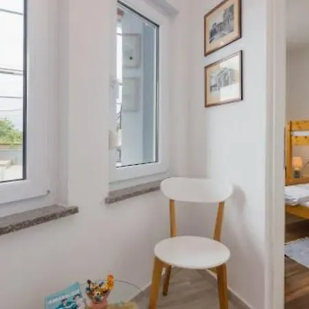 Alice Close To Centre - Happy * פולה